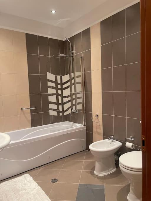 Stylish Central Apartment Tirana Buitenkant foto